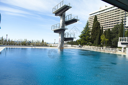 跳泳池 人字拖 游泳者 飞跃 水 游泳 自由 快乐的 蓝色的 身体图片