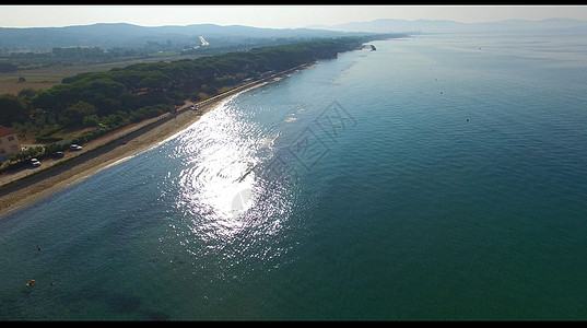 沿意大利河沿岸美丽的海滩图片