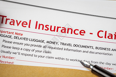 旅行保险报销申请表和带笔的人工手图片