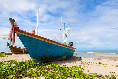 沙滩和蓝天空上的渔船 运输 蓝色的 海岸线 水 假期图片