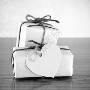 带有心脏标签卡牌黑白色音调风格的礼品盒 木头图片
