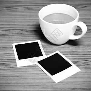 咖啡杯 带有照片框黑白颜色调色风格 边界 桌子图片