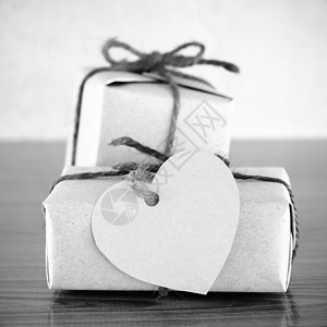 带有心脏标签卡牌黑白色音调风格的礼品盒 盒子图片