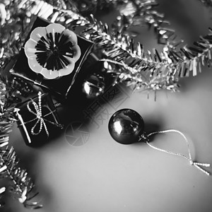用于圣诞树黑白颜色调音标准基体的物品装饰 快乐的 盒子图片