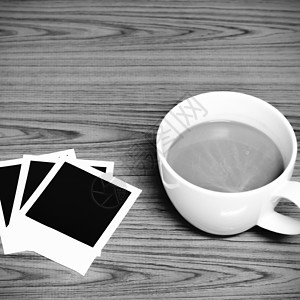 咖啡杯 带有照片框黑白颜色调色风格 浪漫的 空的图片