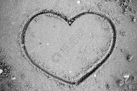 沙滩上的沙子上的心脏 黑白颜色的音调Styl 浪漫的 书面图片