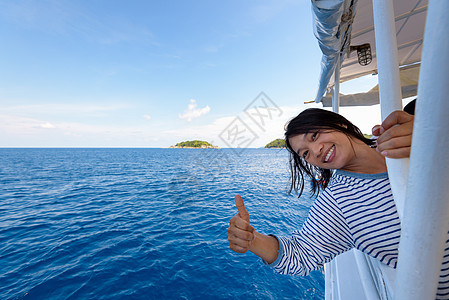 乘船旅行的旅游妇女图片