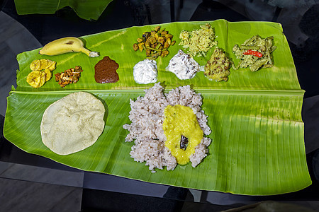 香蕉叶上传统的印度菜图片