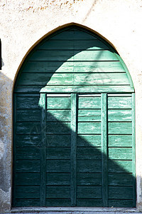 在米拉诺教堂门前的图片