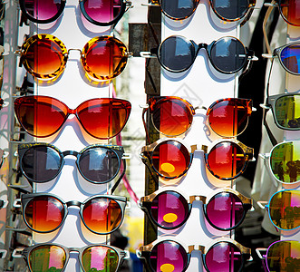 光照和反射的龙冬玻璃和太阳镜 团体 假期 站立图片