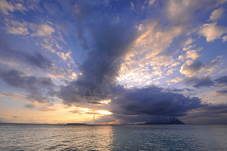 马来西亚Sempoorna沙巴婆罗洲的岛屿景色 天空 云图片