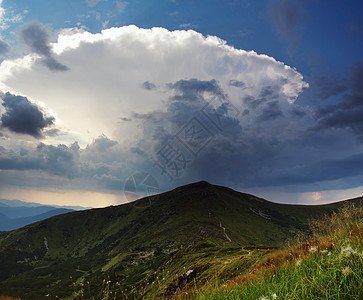 山边 喀尔巴阡山 乌克兰 美丽的风景 草地 夕阳的天空 自然图片