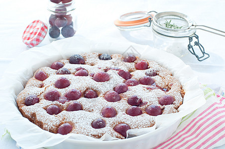 新鲜蛋糕 配有红葡萄季节和冰糖 健康 夏天 甜点图片