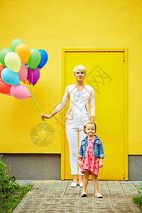 母亲和孩子的气球多彩 生日 户外 天 美丽的 庆典图片