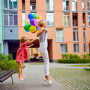 母亲和孩子的气球多彩 未来 父母 庆祝 庆典 蓝色的图片