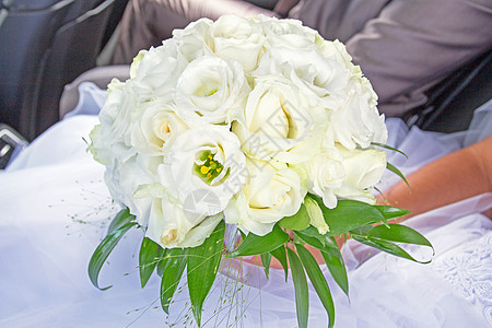 婚礼花束束紧贴在车上 格柏 天空 庆典 新娘 假期图片