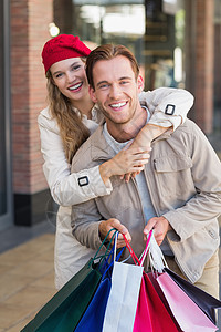 幸福的一对有购物袋的情侣 男人 都市风光 风衣 女性图片