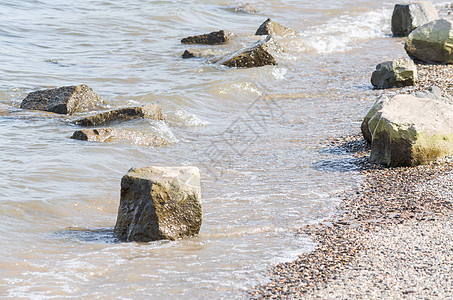 带石石的河滨 海浪 水 熔岩 橙子 海景图片