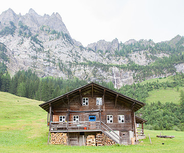 瑞士阿尔卑斯山典型房屋 户外 农场 欧洲 农村 春天图片