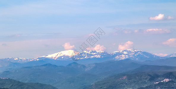 蓝色天空下的山岳风景图片