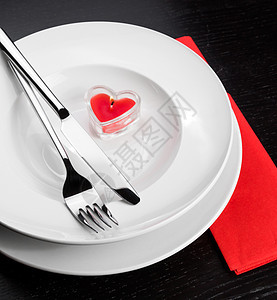 晚宴情人节晚餐 餐桌布满红色和优雅的心型装饰品 假期 念日背景图片
