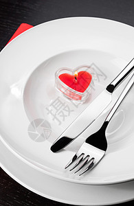晚宴情人节晚餐 餐桌布满红色和优雅的心型装饰品 展示 假期背景图片