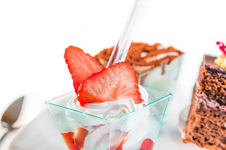 美味的草莓蛋糕 白奶油 咖啡 巧克力 浆果 杯子 樱桃图片
