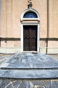 在米拉诺教堂的门上 闭着砖头图片