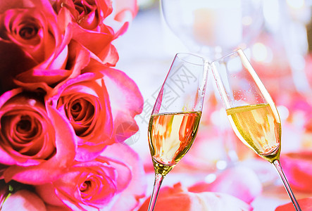 婚礼玫瑰上盛满金泡花的香槟长笛 鲜花背景 浪漫的 水晶图片