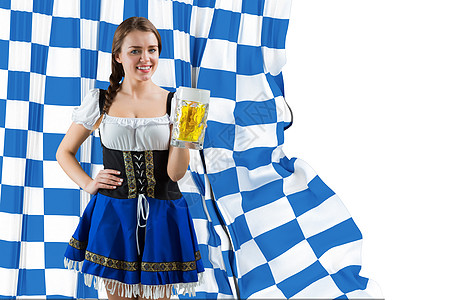 综合的画面 美丽的秋天女郎 在镜头前微笑 拿着啤酒 快乐 蓝色的图片