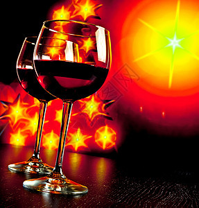 两杯红酒 对着金光树底图片