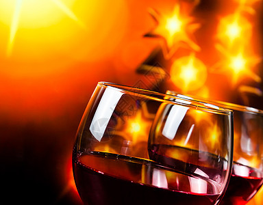 两杯红葡萄酒 对着金光树背景图片