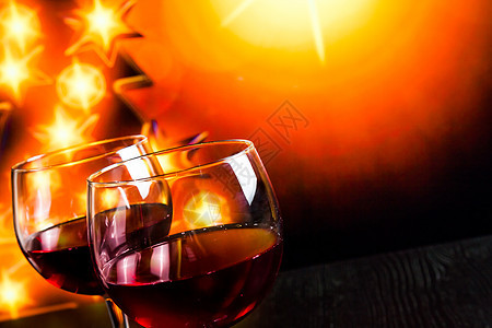 红葡萄酒杯 以金灯树底图片