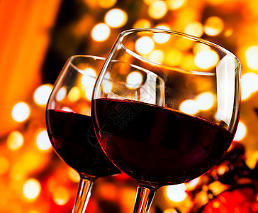 两杯红葡萄酒 对着博基树的灯光背景 眼镜 背景虚化图片