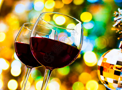 两杯红葡萄酒 对抗多彩的bokoh灯光和闪亮的迪斯科球背景 夜生活 前夕图片