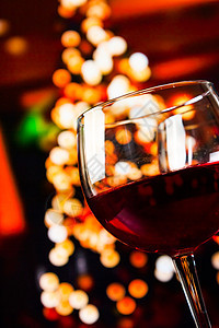 红酒杯与圣诞节灯光对比的红酒杯背景装饰 葡萄酒图片