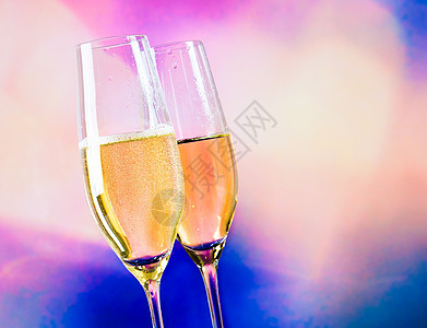 在模糊的装饰性红心背景上带有金色泡沫的香槟长笛 巴黎 鸡尾酒图片
