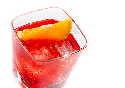 红色鸡尾酒和橙色切片的顶部视图图片