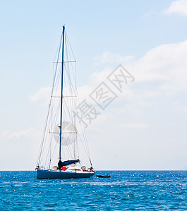 帆船航行帆蓝色地中海海洋地平线图片