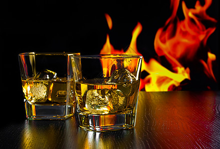 一杯威士忌 在火焰前加冰块的杯子 优雅 家图片