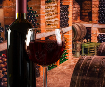 在旧酒窖背景上靠近瓶子的红葡萄酒杯 带有文字空间 玻璃 乡村图片