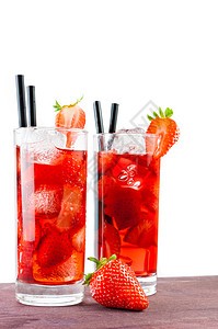 两杯草莓鸡尾酒 上面有冰和草莓图片