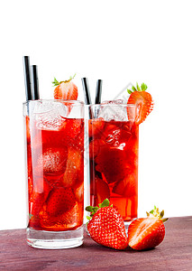 旧木板桌上有冰的草莓鸡尾酒 马提尼酒 水果 食物背景图片