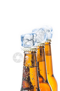 三瓶新鲜啤酒 上面加冰和滴子 夏天的新鲜啤酒感知图片