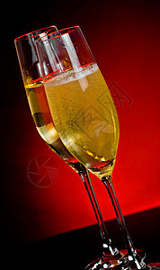 深红光背景的金泡花香香槟长笛图片