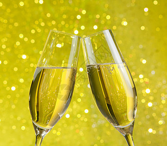 两支香槟笛 黄光布基背景的金泡泡 喝 玻璃图片