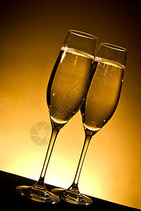 两杯带泡泡的香槟杯图片