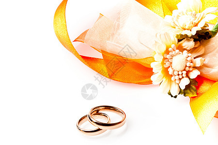 金金婚环在丝带和鲜花旁边 有文字空间图片