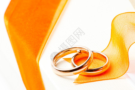 橙色丝带附近的金婚戒指 永恒 婚礼 天 盒子 庆典图片
