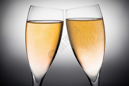 两笛香槟 配有金泡泡图片